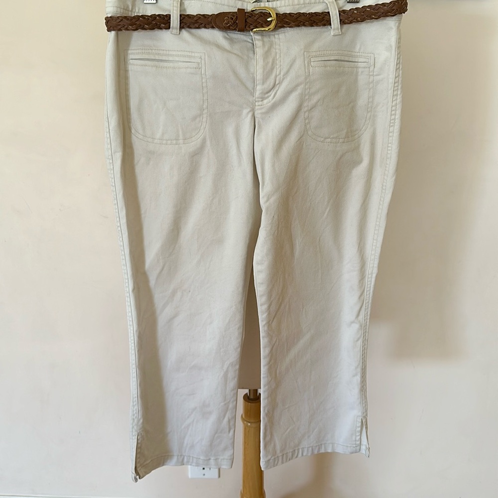 American Eagle Outfitters crème stretch capris denims.